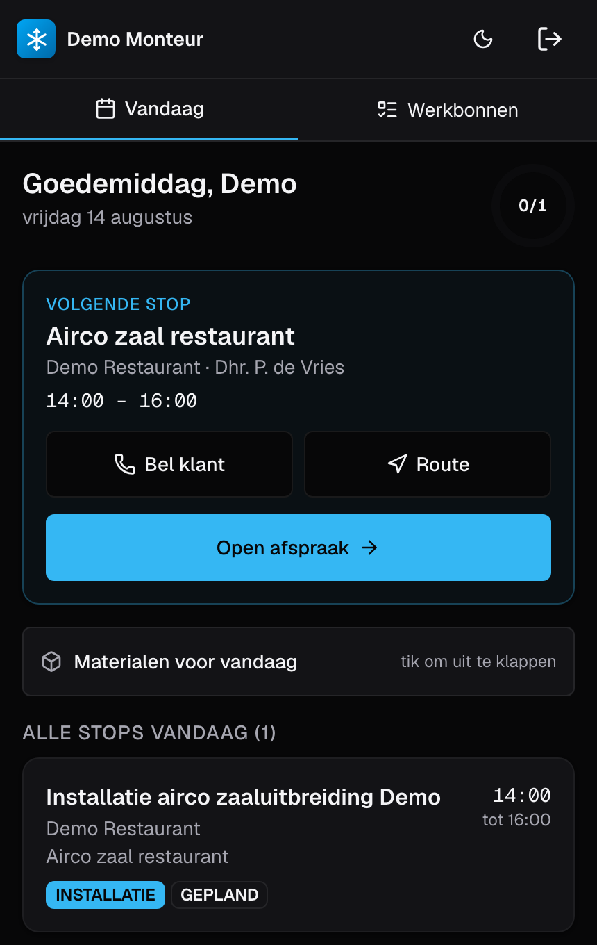 Koldwerk monteur-app op een telefoon: de dagplanning met de volgende stop, knoppen om de klant te bellen of de route te openen, en alle stops van vandaag eronder.