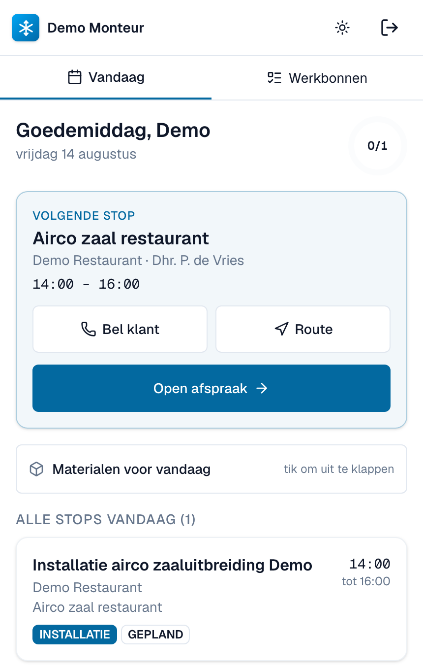 Koldwerk monteur-app op een telefoon: de dagplanning met de volgende stop, knoppen om de klant te bellen of de route te openen, en alle stops van vandaag eronder.